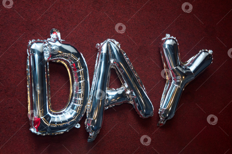 Скачать Надпись "День" выполнена из воздушных шаров серебристого цвета фотосток Ozero