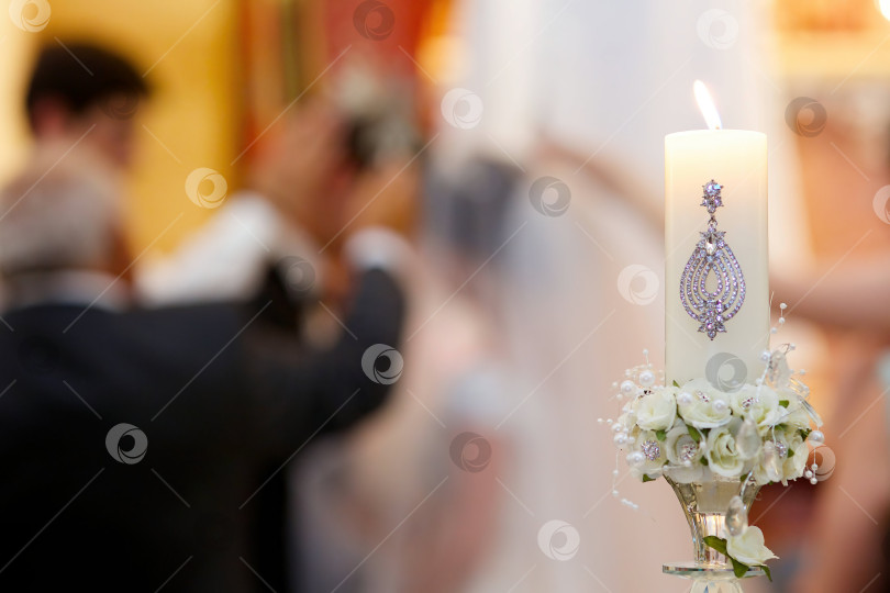 Скачать праздничные белые парафиновые свечи в подсвечниках стоят на поверхности фотосток Ozero