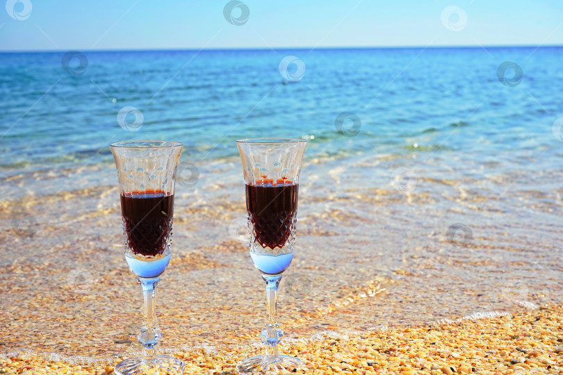Скачать вино в хрустальных бокалах на пляже фотосток Ozero