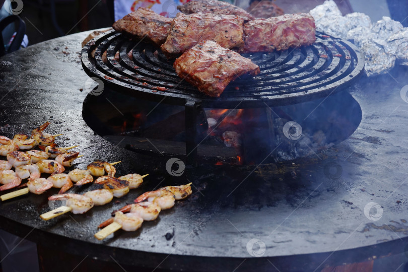 Скачать мясо и креветки на гриле фотосток Ozero