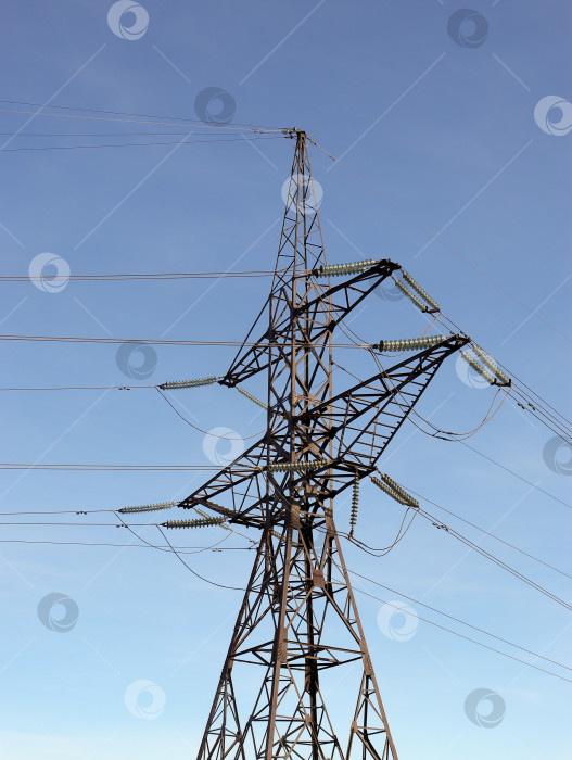 Скачать металлическая конструкция - опора линии электропередачи с проводами и изоляторами фотосток Ozero