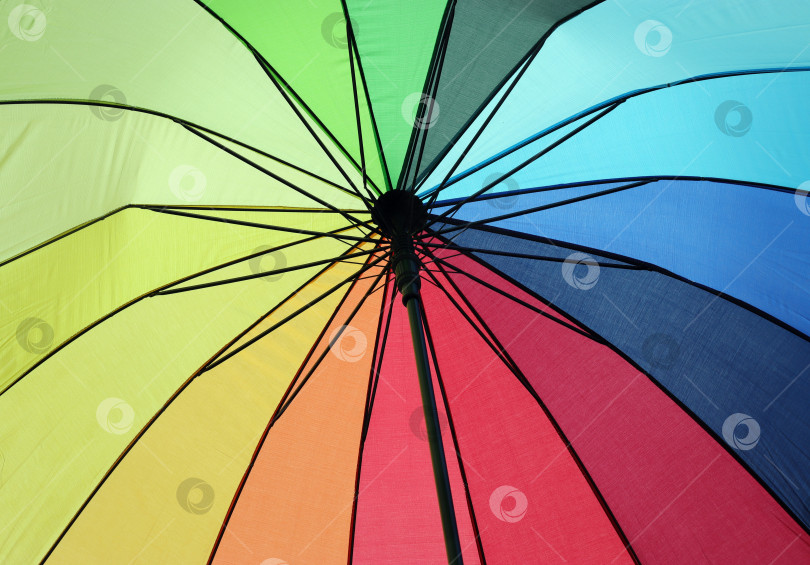 Скачать разноцветный открытый зонт. вид снизу фотосток Ozero
