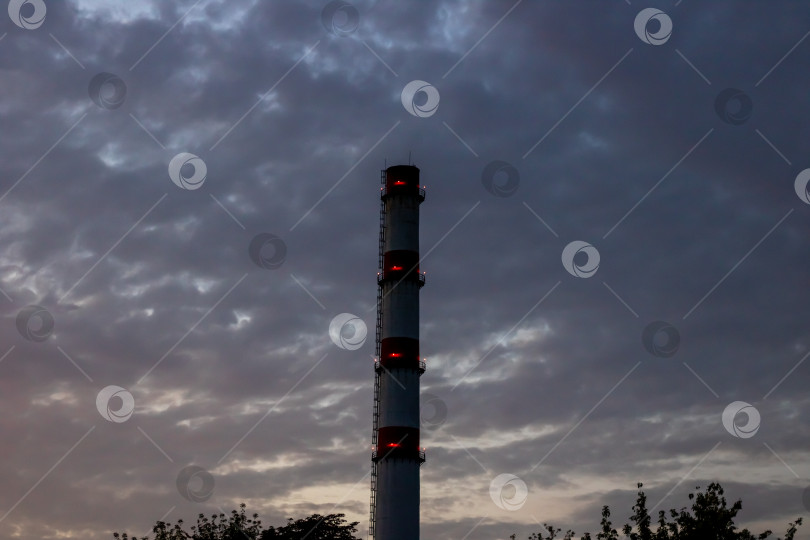 Скачать Кирпичная труба фабрики на фоне голубого неба фотосток Ozero