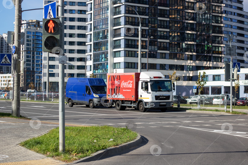 Скачать Минск, Беларусь - 9 сентября 2023 года: Грузовик Coca-Cola стоит на дороге фотосток Ozero