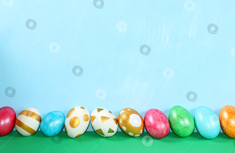 Скачать Концепция "Счастливой Пасхи", баннер для экрана с местом для поздравлений, композиция с украшенными пасхальными яйцами, шаблон для оформления. весенняя открытка фотосток Ozero