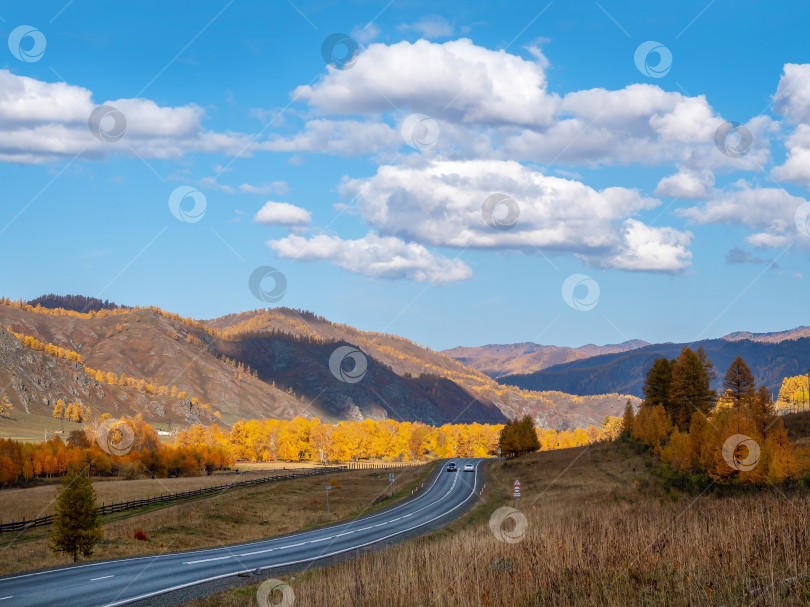 Скачать Красивая осенняя горная дорога, машины на шоссе. фотосток Ozero