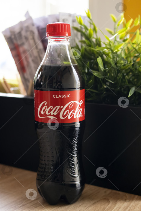 Скачать БЕЛАРУСЬ, НОВОПОЛОЦК - 12 апреля 2021 года: бутылка Coca-cola на столе фотосток Ozero