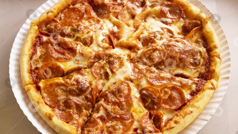 Скачать Пицца с сыром и помидорами на деревянном столе фотосток Ozero
