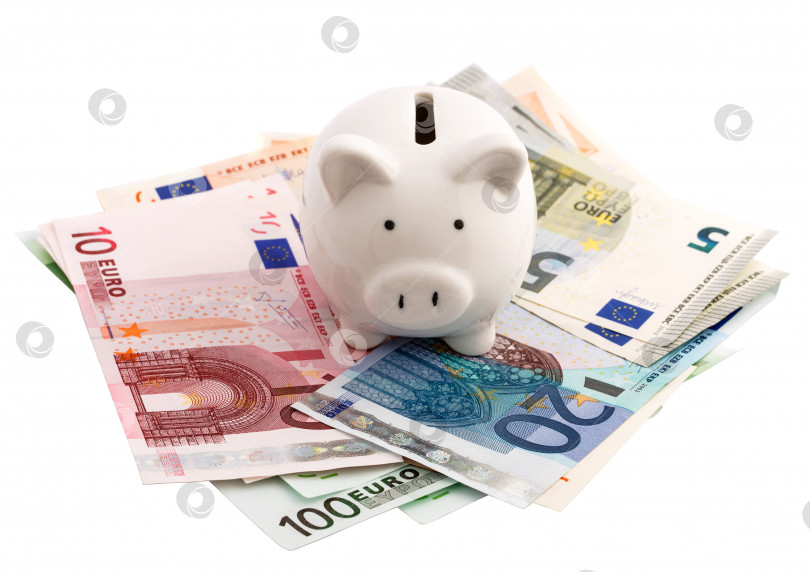 Скачать Копилка и банкноты евро, выделенные на белом фоне фотосток Ozero