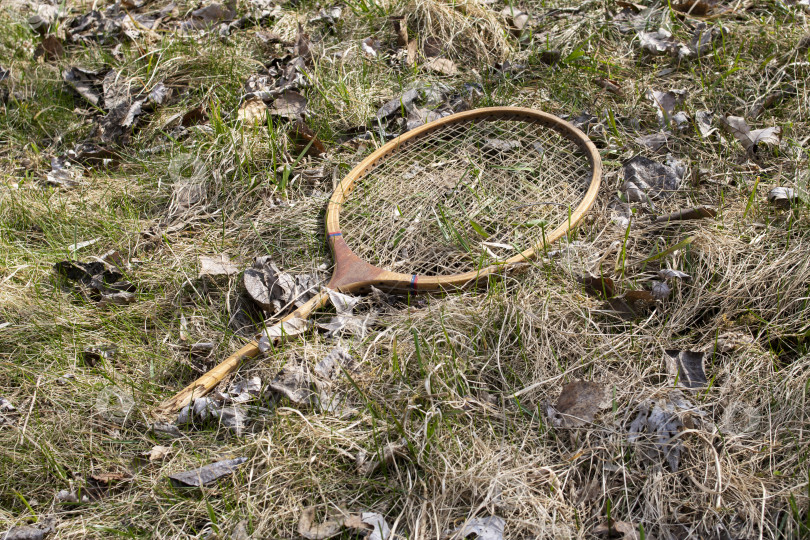 Скачать Старая сломанная ракетка для бадминтона в траве фотосток Ozero