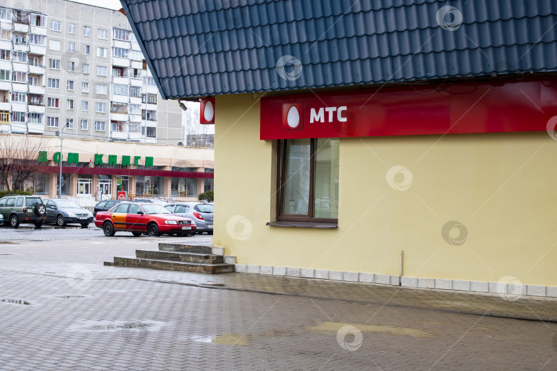 Скачать БЕЛАРУСЬ, НОВОПОЛОЦК - 17 апреля 2021 года: Салон связи МТС фотосток Ozero