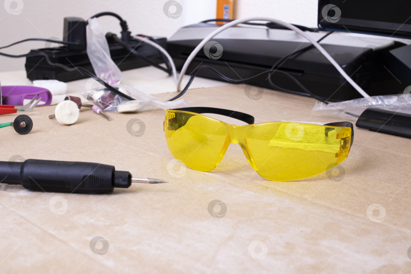 Скачать Гравер и желтые защитные очки на рабочем столе фотосток Ozero