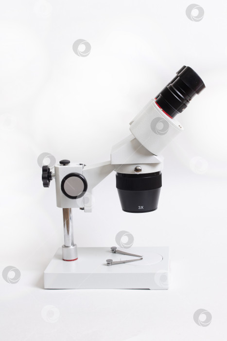 Скачать Серый медицинский микроскоп на белом фоне фотосток Ozero