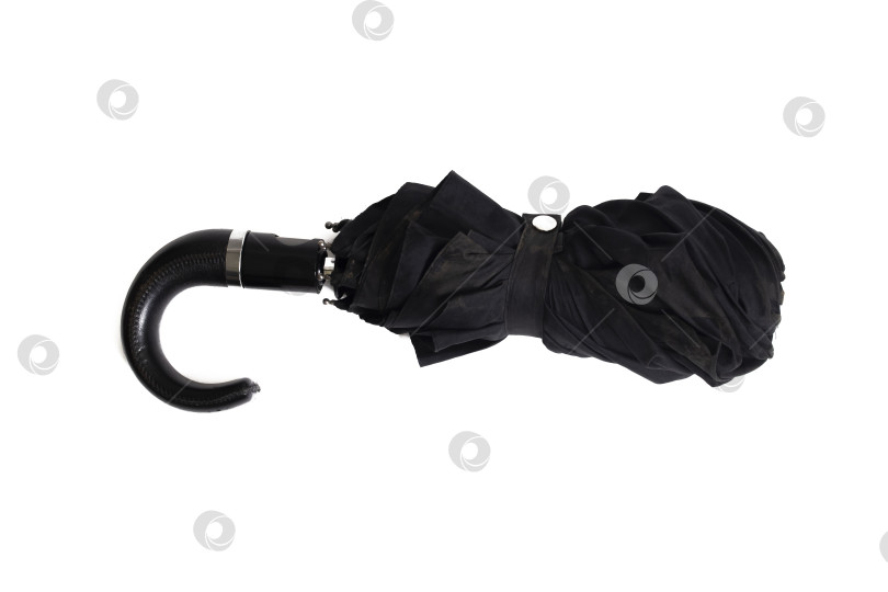 Скачать Черный грязный зонт, выделенный на белом фоне фотосток Ozero