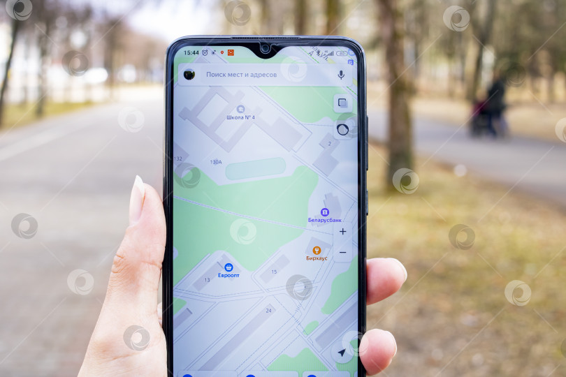 Скачать БЕЛАРУСЬ, НОВОПОЛОЦК - 02 февраля 2021 года: карта Яндекса на дисплее телефона в руке фотосток Ozero