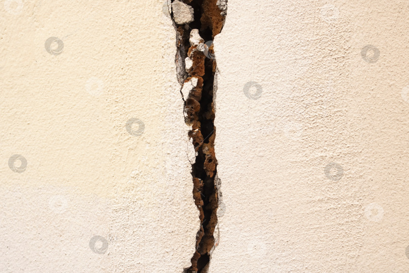 Скачать Большая трещина в белой стене крупным планом фотосток Ozero