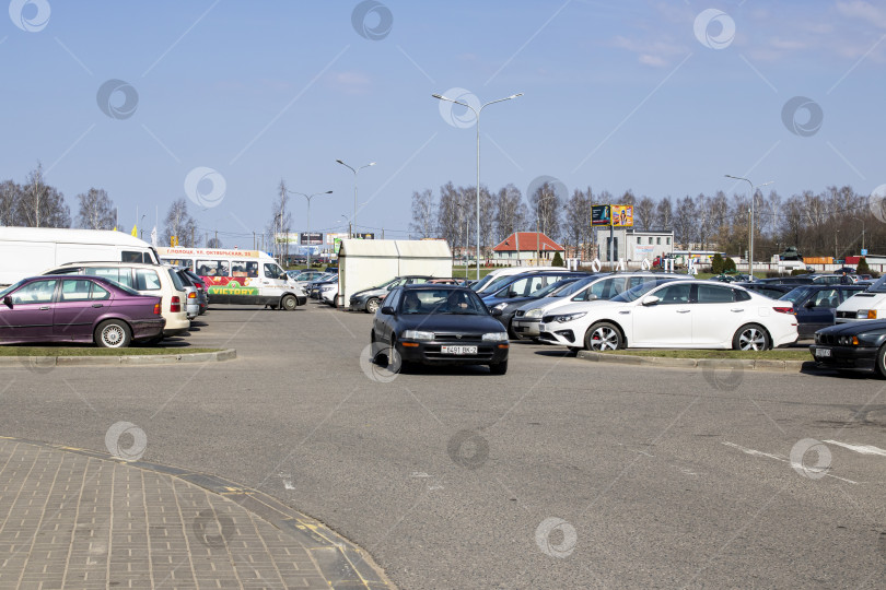 Скачать БЕЛОРУСЫ, НОВОПОЛОЦК - 20 апреля 2021 года: Автомобили на стоянке фотосток Ozero