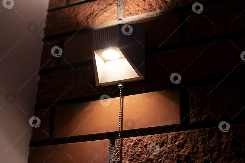 Скачать Современная лампа на стене из красного кирпича фотосток Ozero