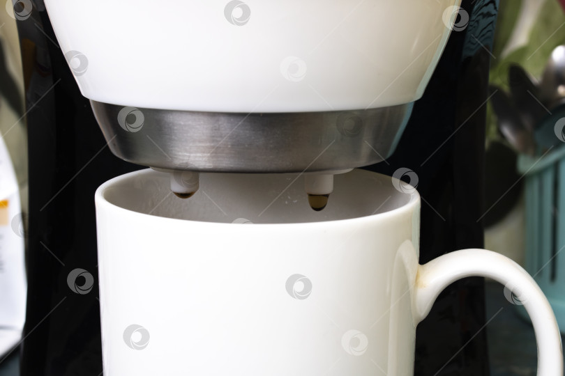 Скачать Белая кофеварка с двумя кружками на белом фоне фотосток Ozero