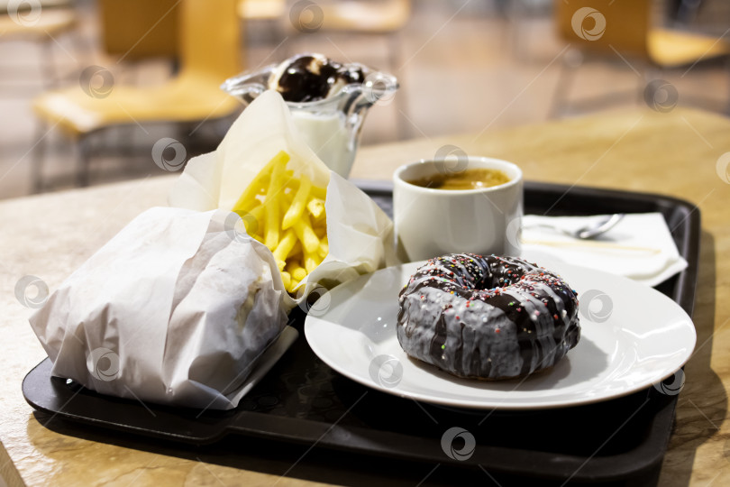Скачать Пончик, чашка кофе и картофель фри на подносе фотосток Ozero