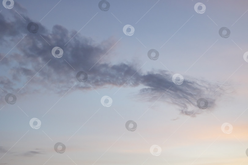 Скачать Голубые и розовые облака на вечернем небе фотосток Ozero