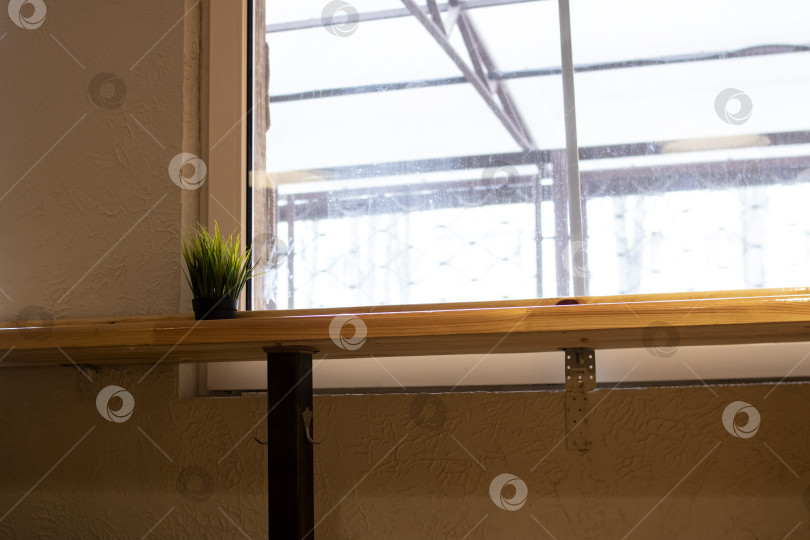 Скачать Столик у окна в кафе фотосток Ozero
