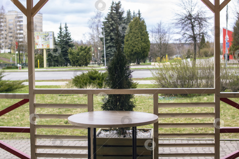 Скачать Круглый стол на террасе в кафе фотосток Ozero