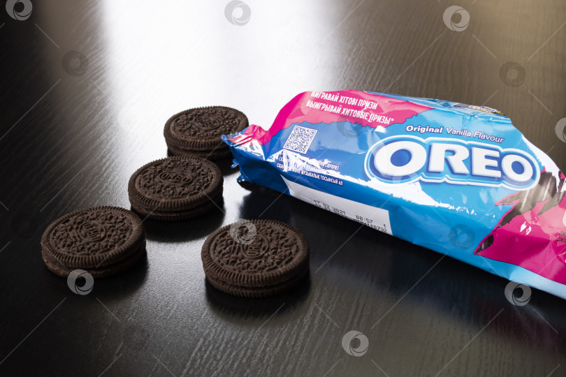 Скачать БЕЛАРУСЬ, НОВОПОЛОЦК - 25 апреля 2021 года: Печенье Oreo на деревянном столе фотосток Ozero