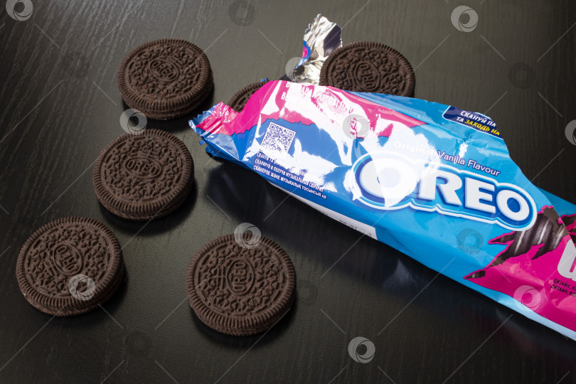 Скачать БЕЛАРУСЬ, НОВОПОЛОЦК - 25 апреля 2021 года: Печенье Oreo на деревянном столе фотосток Ozero