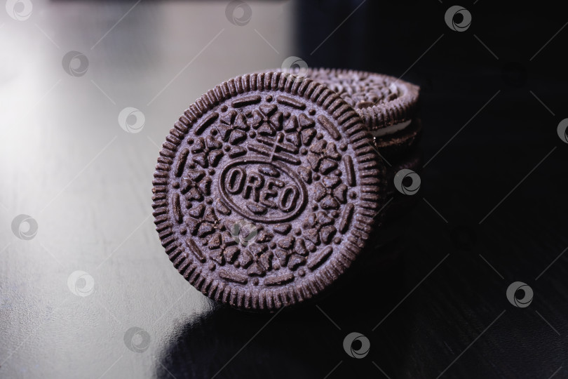 Скачать БЕЛАРУСЬ, НОВОПОЛОЦК - 25 апреля 2021 года: Печенье Oreo на деревянном столе фотосток Ozero