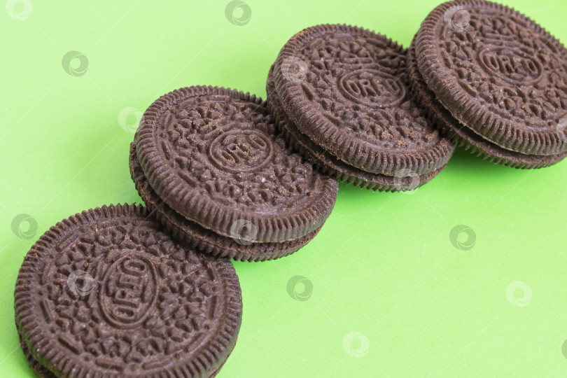 Скачать БЕЛАРУСЬ, НОВОПОЛОЦК - 25 апреля 2021 года: Печенье Oreo на зеленом фоне фотосток Ozero