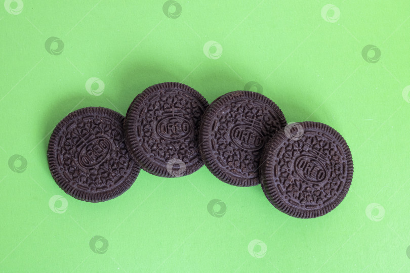 Скачать БЕЛАРУСЬ, НОВОПОЛОЦК - 25 апреля 2021 года: Печенье Oreo на зеленом фоне фотосток Ozero