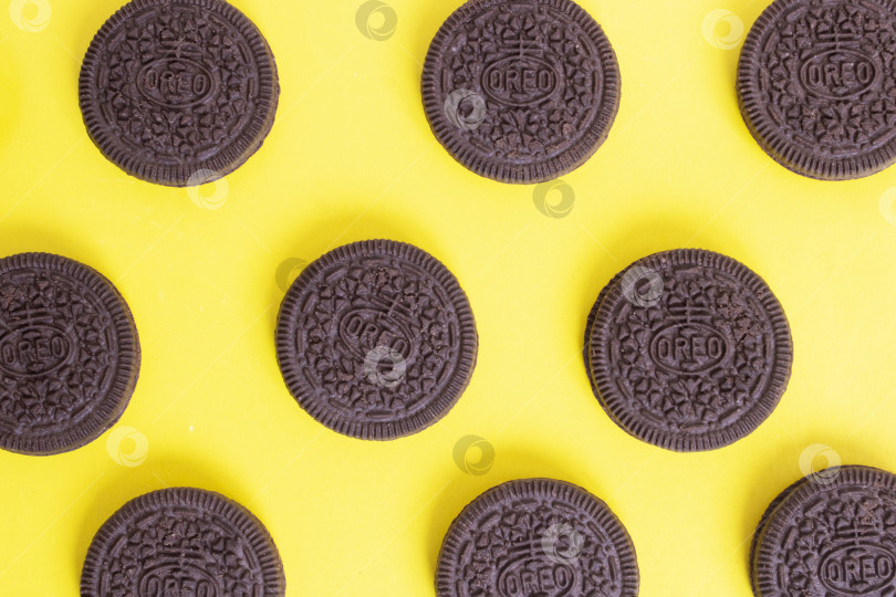 Скачать БЕЛАРУСЬ, НОВОПОЛОЦК - 25 апреля 2021 года: Печенье Oreo на желтом фоне фотосток Ozero