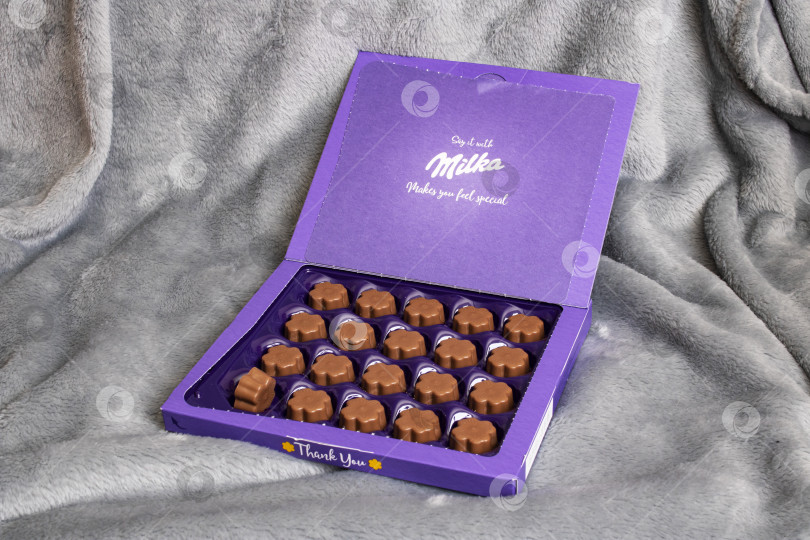 Скачать БЕЛАРУСЬ, НОВОПОЛОЦК - 28 апреля 2021 года: Коробка шоколадных конфет Milka фотосток Ozero
