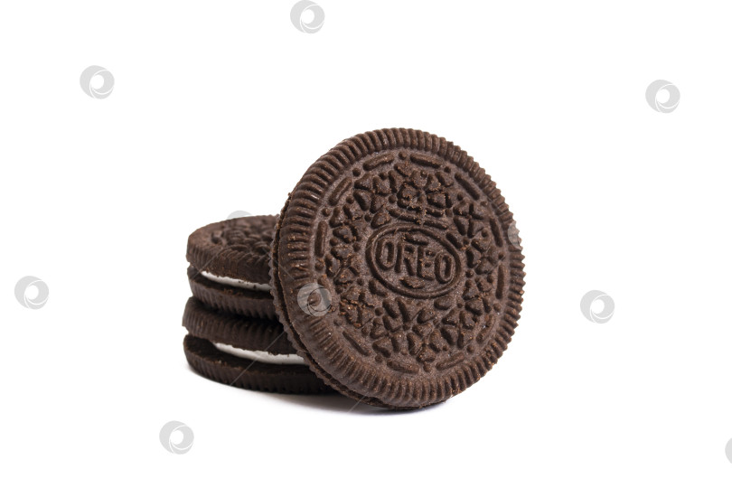 Скачать БЕЛАРУСЬ, НОВОПОЛОЦК - 25 апреля 2021 года: Печенье Oreo, выделенное на белом фоне фотосток Ozero