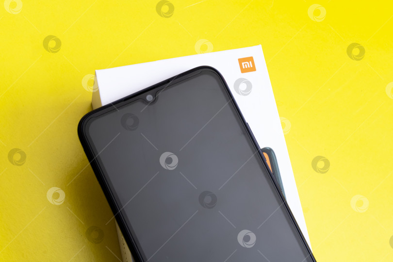 Скачать БЕЛАРУСЬ, НОВОПОЛОЦК - 28 апреля 2021 года: Телефон xiaomi redmi 9A фотосток Ozero