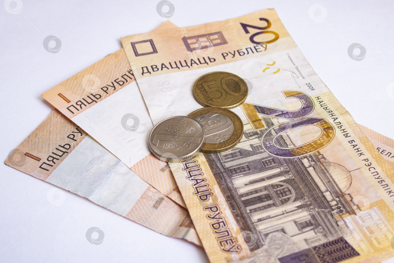 Скачать Белорусские деньги и монеты на белом фоне фотосток Ozero
