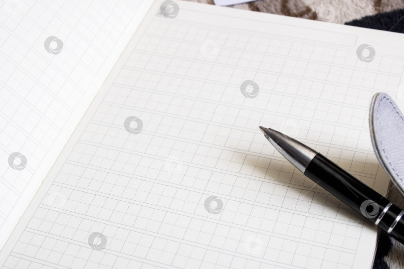 Скачать Блокнот для написания иероглифов и ручка крупным планом фотосток Ozero