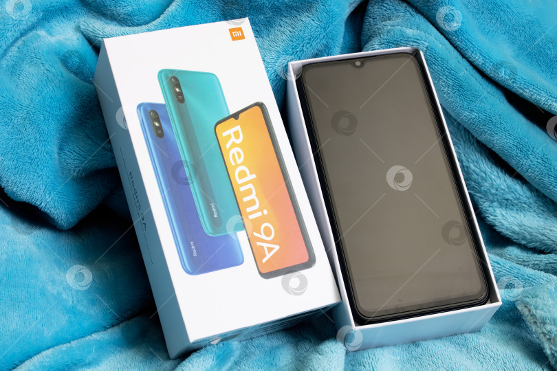 Скачать БЕЛАРУСЬ, НОВОПОЛОЦК - 28 апреля 2021 года: Телефон xiaomi redmi 9A фотосток Ozero