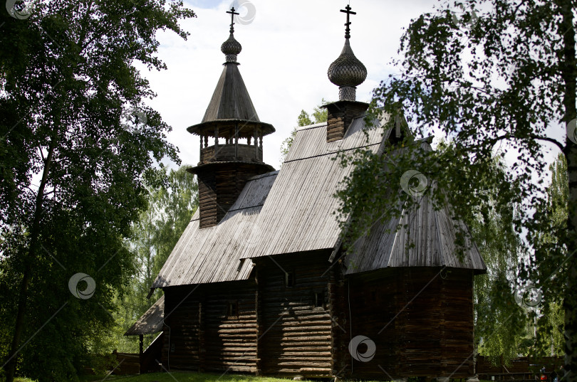 Скачать Деревянная деревенская церковь 18 века деревянная с куполами и крест фотосток Ozero