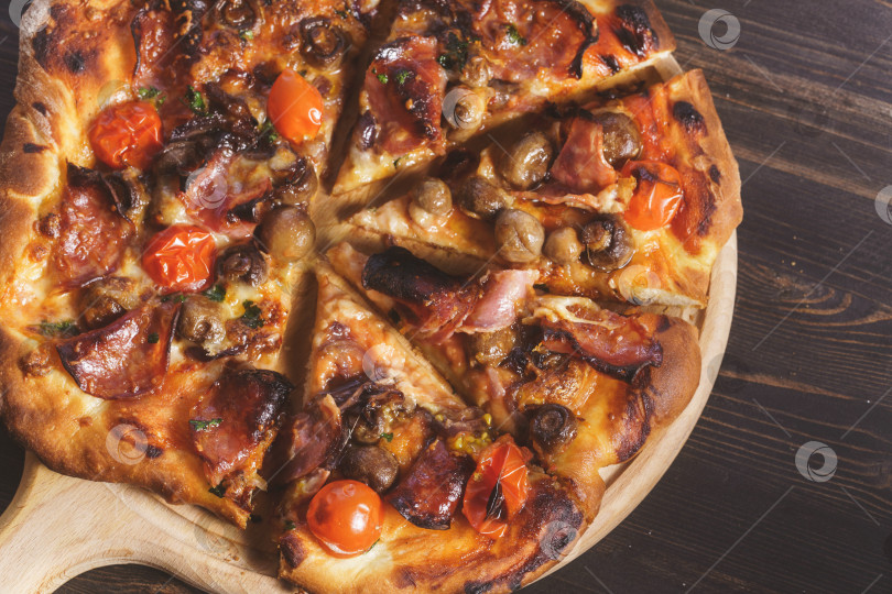 Скачать Пицца с грибами и помидорами вид сверху фотосток Ozero