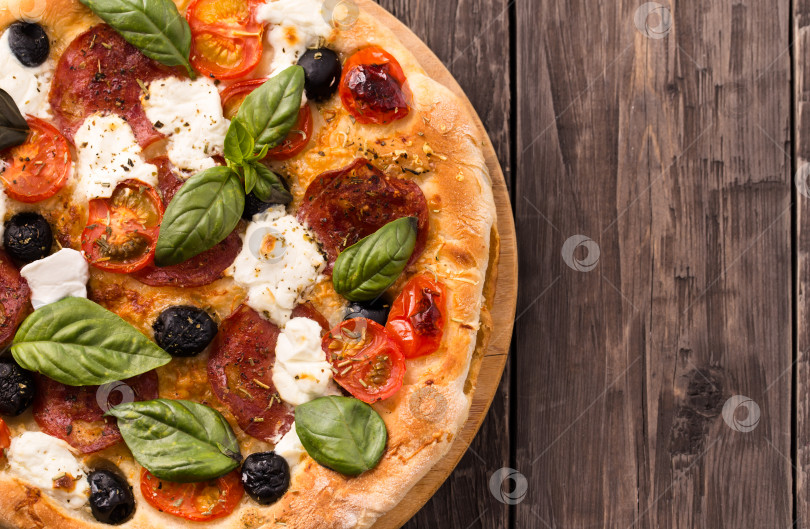 Скачать Пицца с салями и моцареллой вид сверху с копировальным пространством в деревенском стиле фотосток Ozero