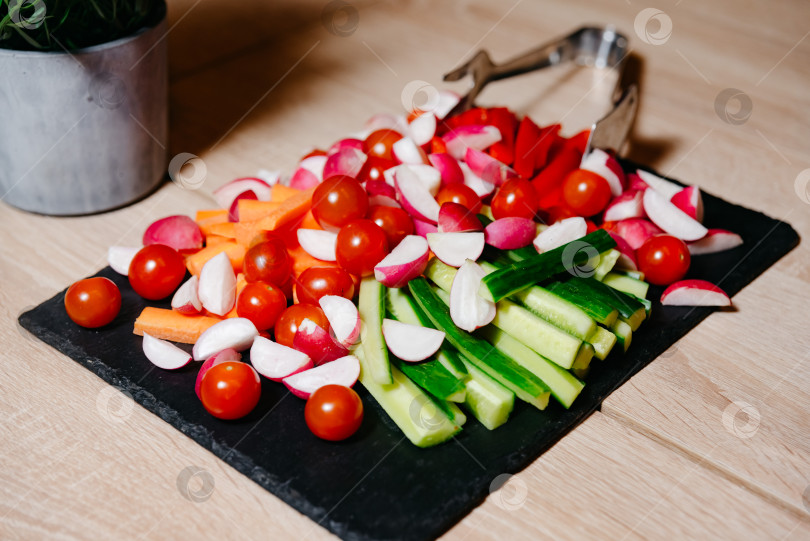 Скачать Блюдо с крудитами из свежих овощей на грифельной доске фотосток Ozero