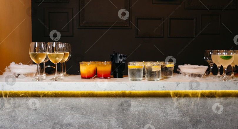 Скачать Разнообразные коктейли и вина с декором из сухого льда фотосток Ozero