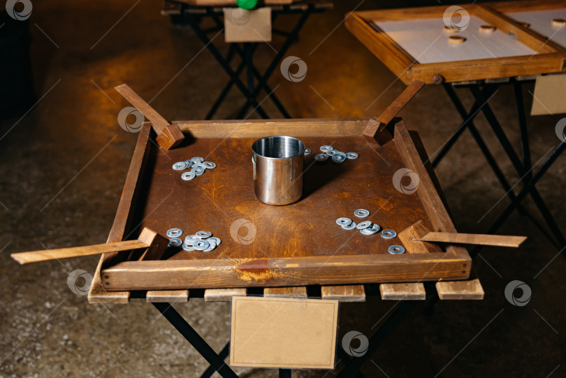 Скачать Винтажная настольная игра-катапульта с металлическим стаканчиком и шайбами фотосток Ozero