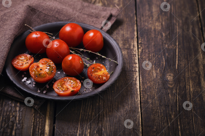 Скачать Выложите помидоры на черную тарелку фотосток Ozero