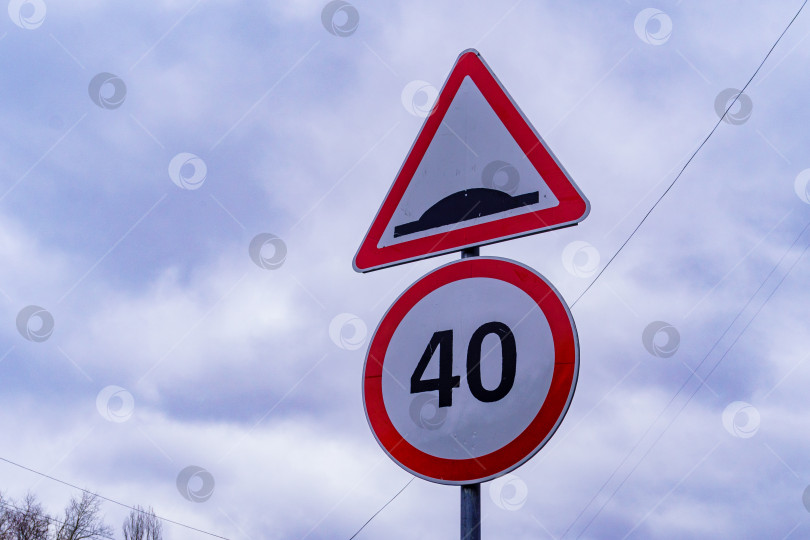 Скачать Дорожные знаки 3.24 "Ограничение максимальной скорости" и 1.17 "Искусственная неровность" фотосток Ozero
