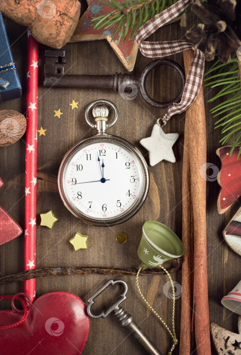 Скачать Карманные часы среди рождественских украшений фотосток Ozero