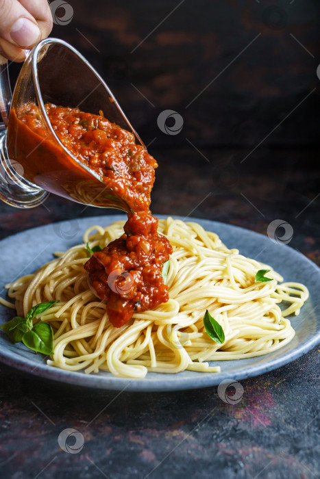 Скачать Заливка спагетти томатным соусом фотосток Ozero