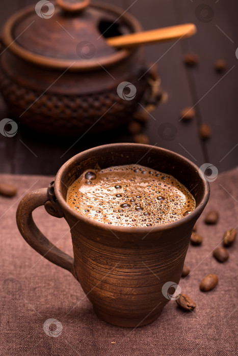 Скачать Керамическая чашка с кофе на салфетке фотосток Ozero
